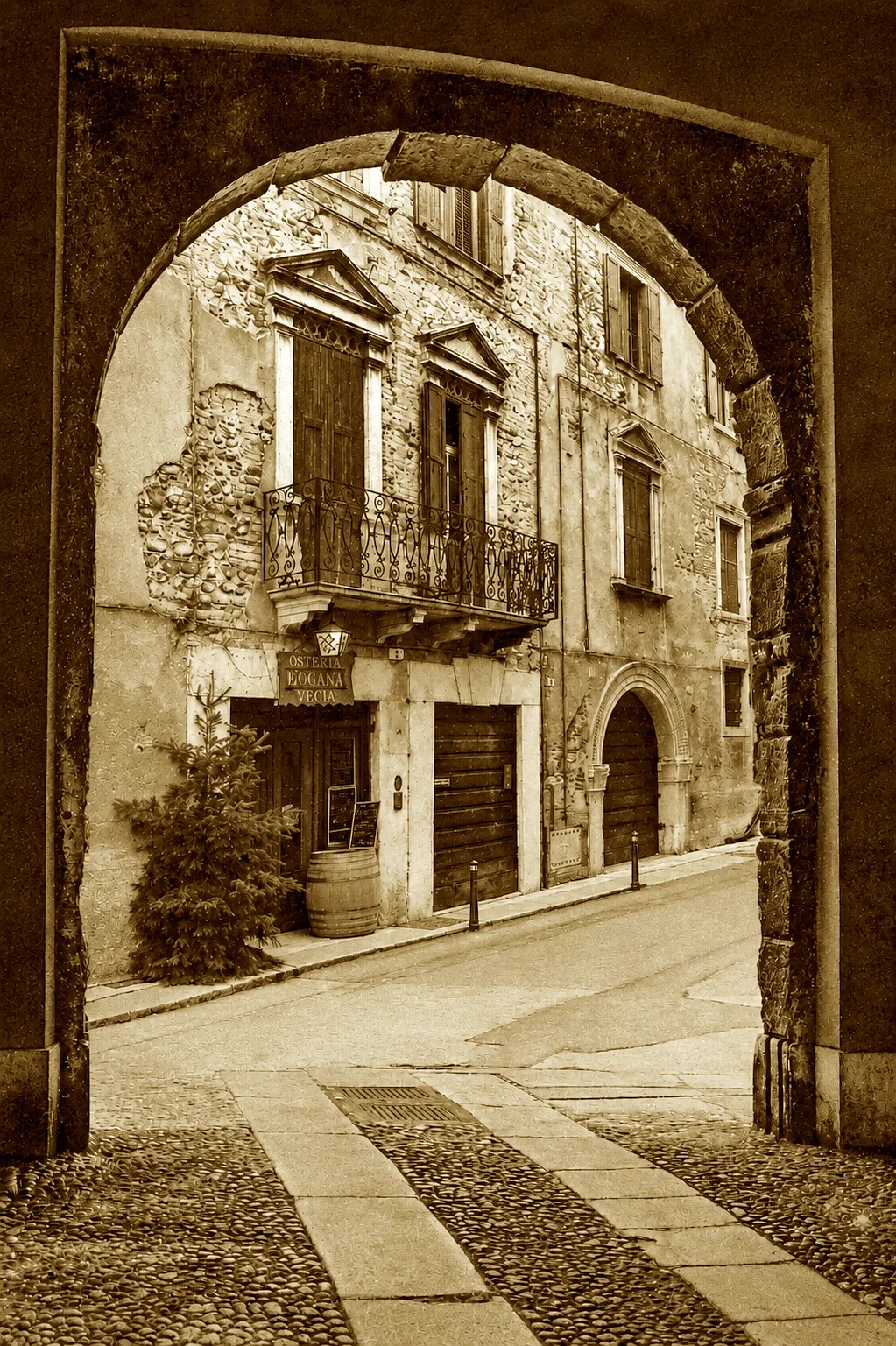 Arco con vista sulla bottega storica